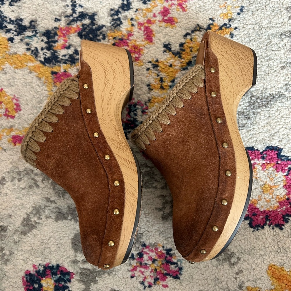 ANTELOPE BROWN SUEDE CLOGS WITH STUDDED DETAIL AND ACCENT STITCHING SIZE 38